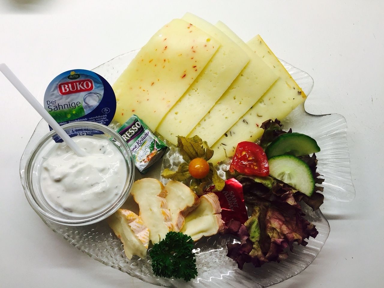 Ein Essen mit Käse, Salat und einem Joghurtgetränk.