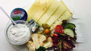 Ein Essen mit Käse, Salat und einem Joghurtgetränk.