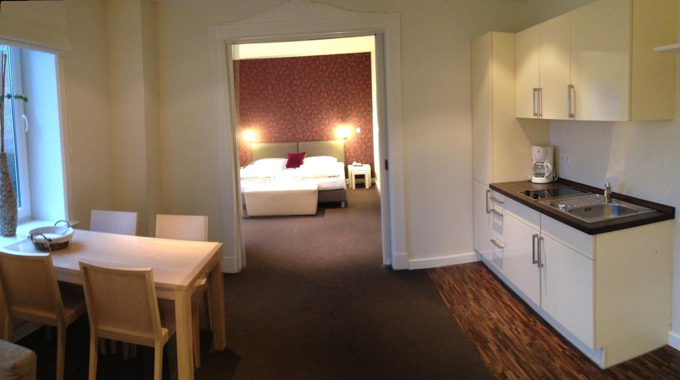 fridge, coffee/tea maker