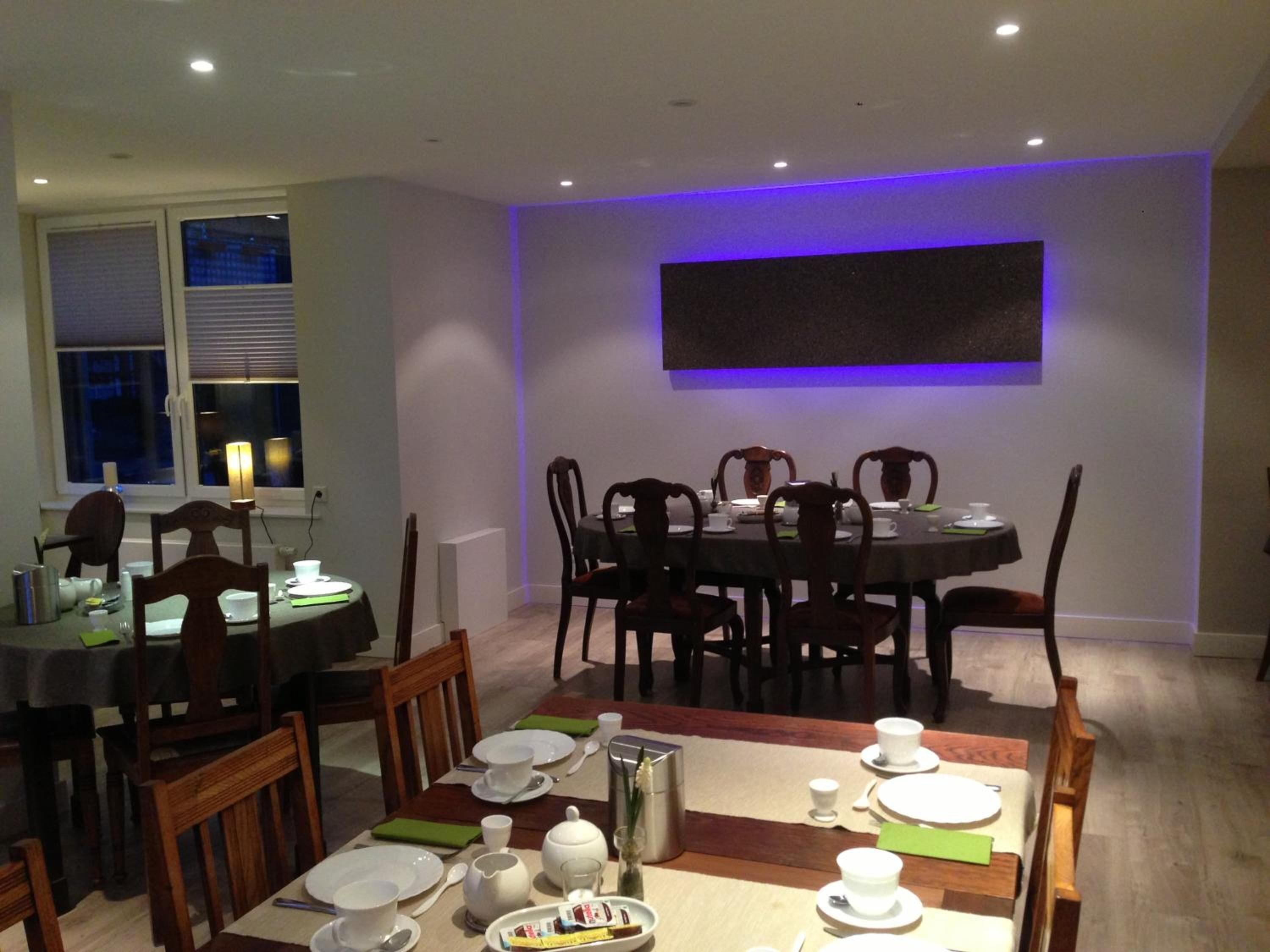 Comedor con una mesa redonda dispuesta para seis personas, rodeada de sillas.