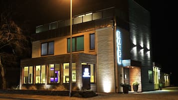 Fassade der Unterkunft – Abend/Nacht