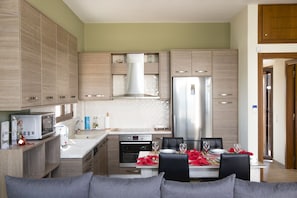 Luxe villa, 2 slaapkamers, privézwembad | Privékeuken | Een koelkast/vriezer, een magnetron, een oven, een kookplaat