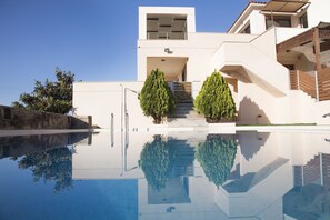Piscina stagionale all'aperto, una piscina a sfioro