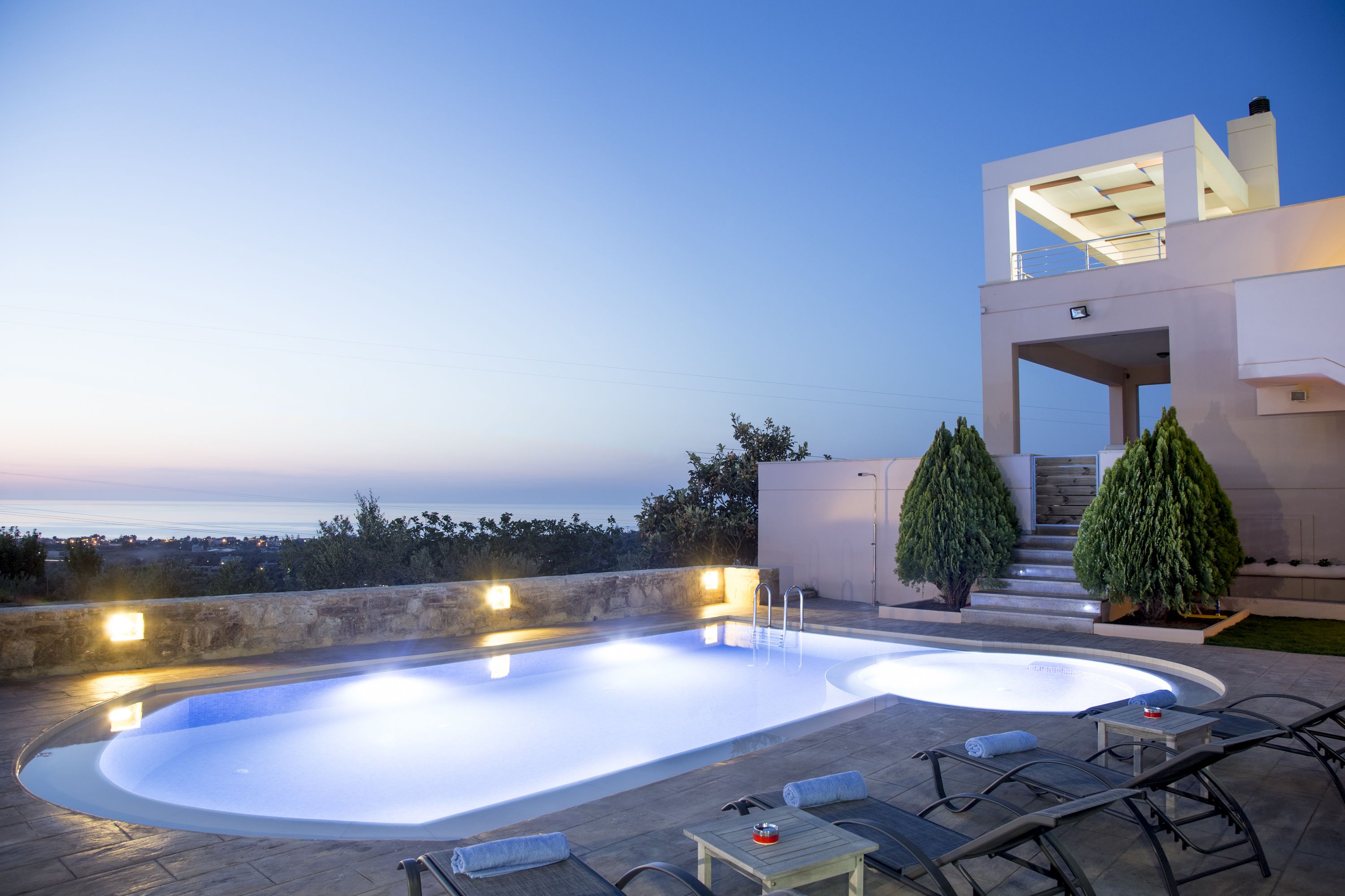 Seasonal outdoor pool, an infinity pool