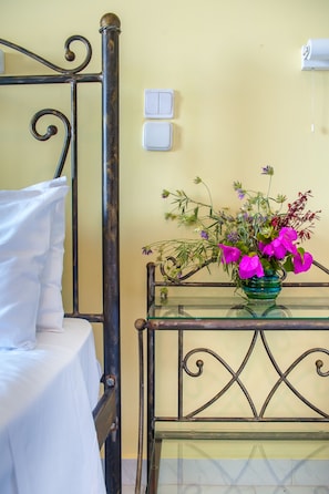 Quarto triplo conforto, 2 quartos, vista para o mar | 1 quarto, quartos à prova de som, ferros/tábuas de passar roupa