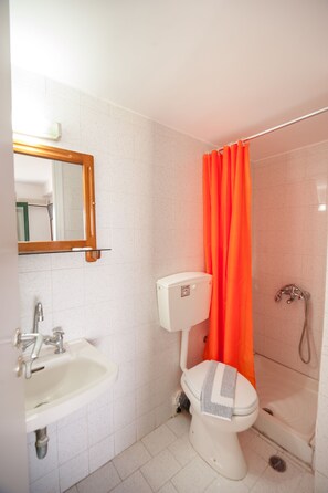 Chambre triple Confort, 2 chambres, vue sur la mer | Salle de bain | Douche, serviettes fournies, shampooing
