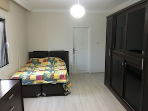 Tabla de planchar con plancha, wifi gratis y ropa de cama 