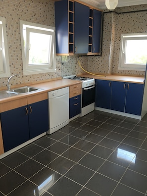 Refrigerador, horno, placa de cocina, utensilios de cocina