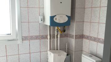 Family Duplex, 3 Bedrooms | Bathroom | Free toiletries, hair dryer, slippers