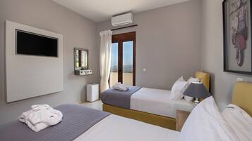 Villa, 3 soverom, privat basseng (Villa Thea) | Safe på rommet, blendingsgardiner og strykejern/-brett