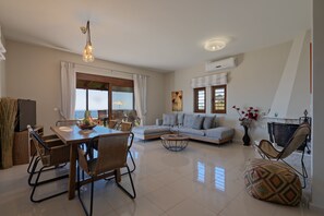 Villa, 3 habitaciones, alberca privada (Villa Thea) | Sala de estar | Televisión