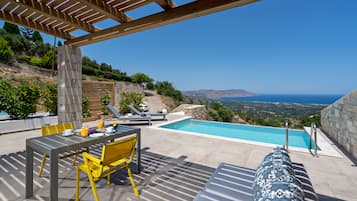 3 outdoor pools, an infinity pool, pool umbrellas, sun loungers