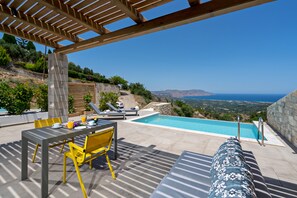 3 outdoor pools, an infinity pool, pool umbrellas, pool loungers