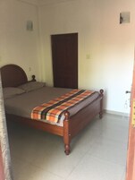 Habitación doble, balcón, vistas a la ciudad | 1 dormitorio, caja fuerte, escritorio y tabla de planchar con plancha