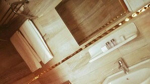 Une salle de bain moderne avec un sol en marbre, un lavabo, des toilettes et un porte-serviettes.