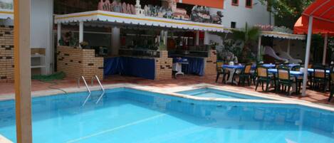Piscine extérieure, parasols de plage, chaises longues