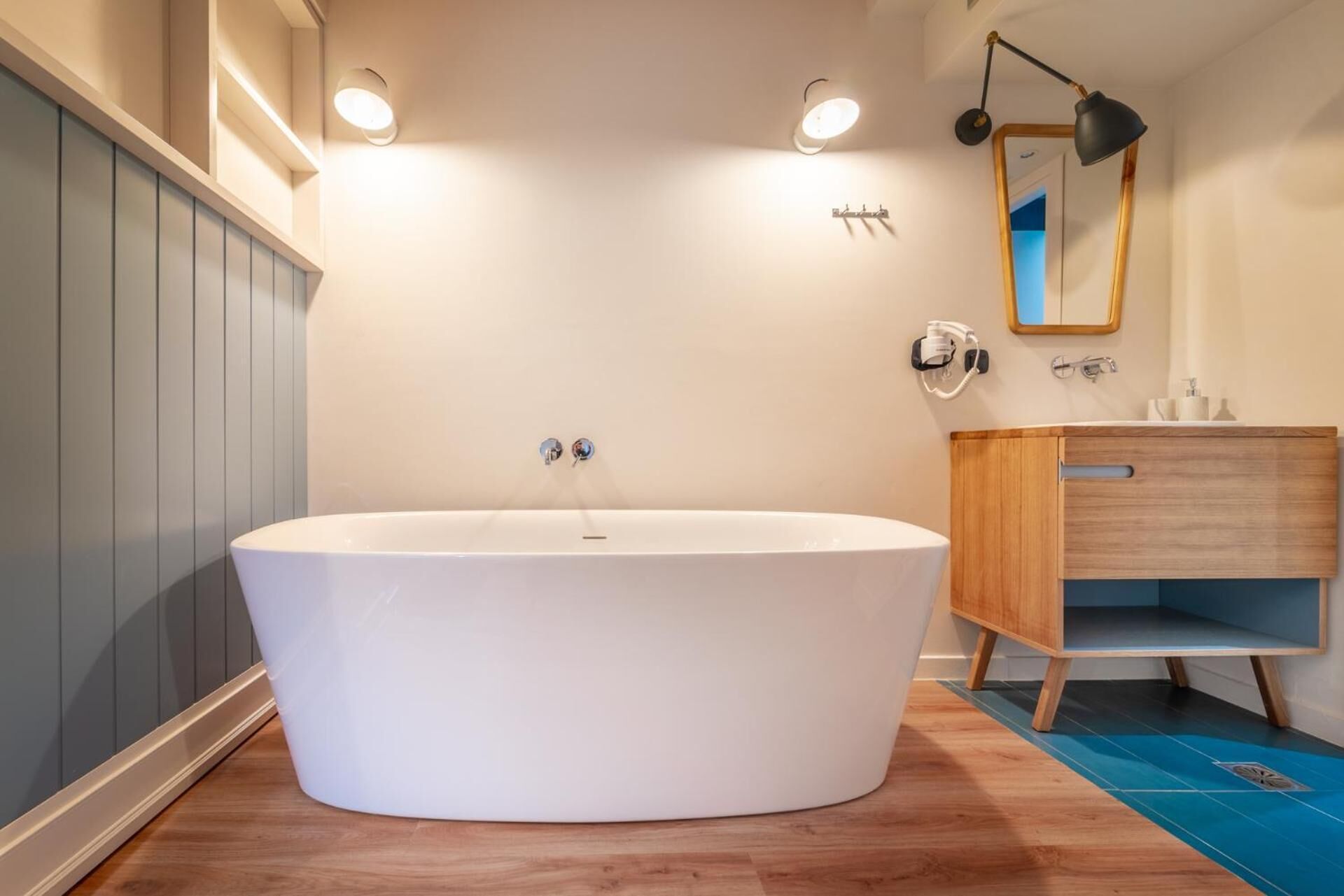 suite | bathroom | shower, free toiletries, hair dryer, slippers