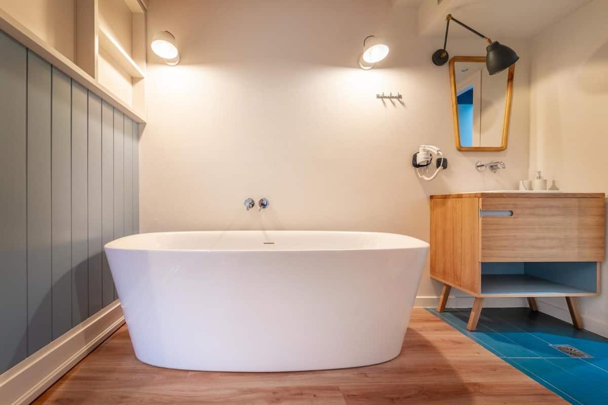 suite | bathroom | shower, free toiletries, hair dryer, slippers