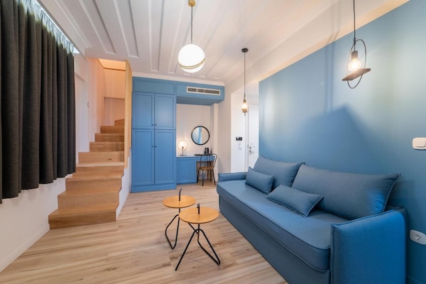 Executive suite | Woonkamer | Een 32-inch smart-tv met satellietzenders en een televisie