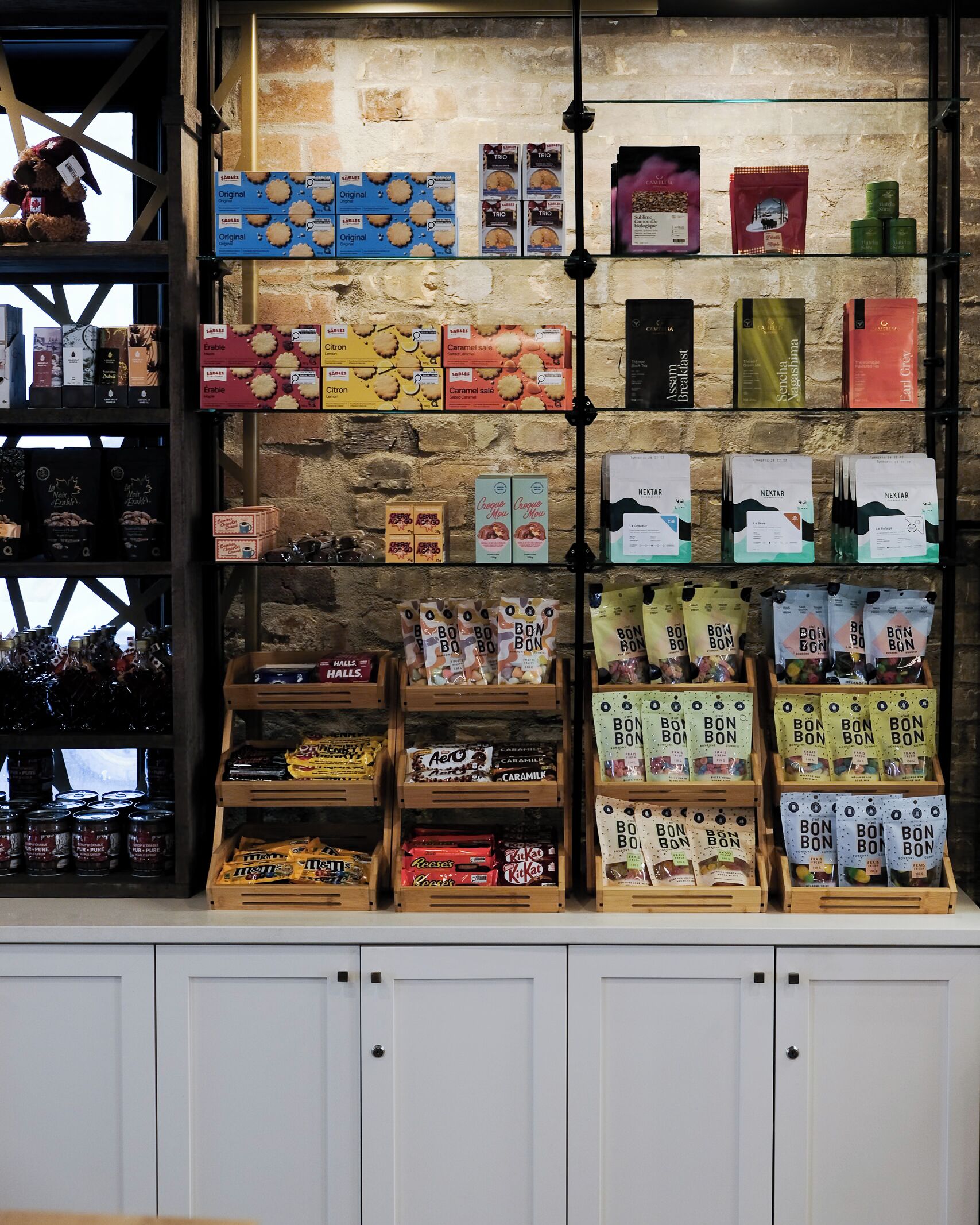 Une présentation de divers produits emballés, notamment des biscuits, des chocolats et des en-cas.