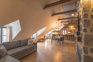 Le Penthouse Kent 2 chambres avec divan-lit | Living area | 62-cm flat-screen TV with cable channels, heated floors