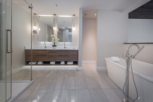 Luxury Penthouse | Bathroom | Combined shower/tub, free toiletries, towels