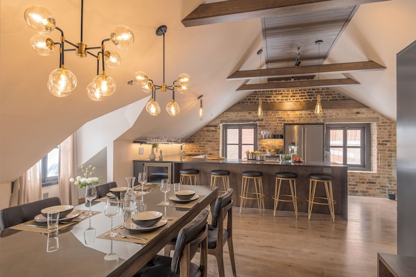 Appartement | Privékeuken | Een koelkast met diepvriezer, een kookplaat, een espressoapparaat