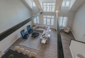 奢华顶层房 | 起居区 | 62-厘米纯平电视 (配备有线频道)、加热地板