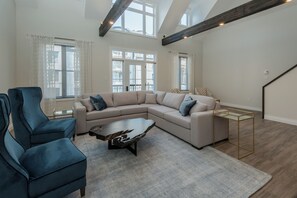 奢華頂層客房 | 客廳 | 62 厘米平面電視連有線電視頻道、加熱地板