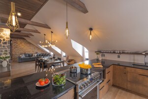 Refrigerador con freezer, placa de cocina, cafetera expreso, tostadora