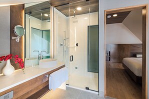 公寓 (MK401) | 浴室 | 淋浴/盆浴组合、免费洗浴用品、毛巾