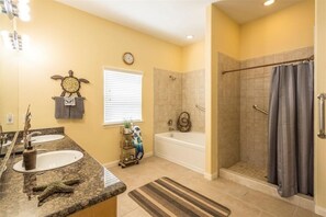 Hair dryer, towels, soap, shampoo - Waterfront Property with a 300ft Pier w/ Fishing Lights (Dickinson)