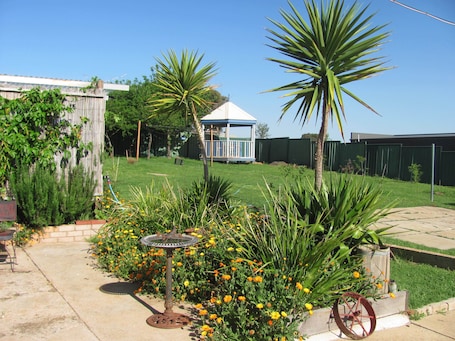 Property grounds. Bower's Hideout - The Central West NSW