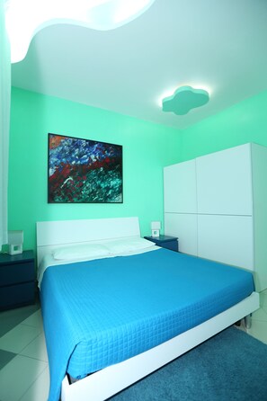 3 chambres, bureau, fer et planche à repasser, lit parapluie