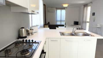 Réfrigérateur, four, plaque de cuisson, cafetiÚre/bouilloire