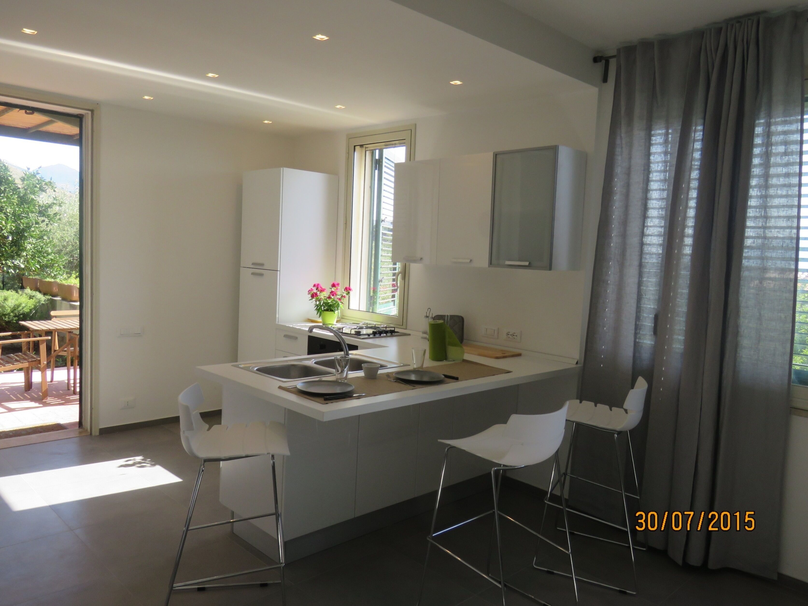 Kjøleskap, ovn, kokeplater og kaffetrakter/tekoker