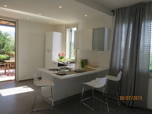 ثلاجة، فرن، موقد طهي مسطح، ماكينة لصنع القهوة/الشاي