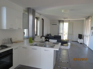 Fridge, oven, stovetop, coffee/tea maker