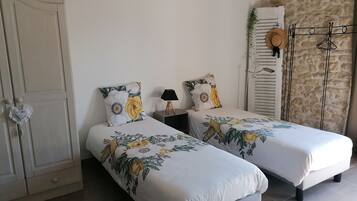 3 bedrooms, desk, iron/ironing board, travel crib