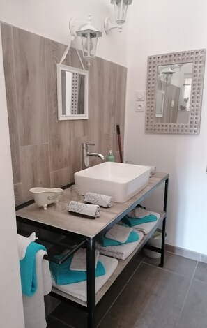 Chuveiro, secador de cabelo, toalhas de banho, sabonete