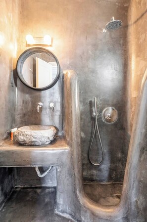 Suihkun ja ammeen yhdistelmä, hiustenkuivaaja, pyyhkeet, saippua