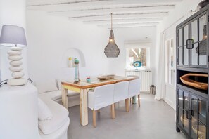 Una Smart TV, una chimenea, un reproductor de DVD, libros