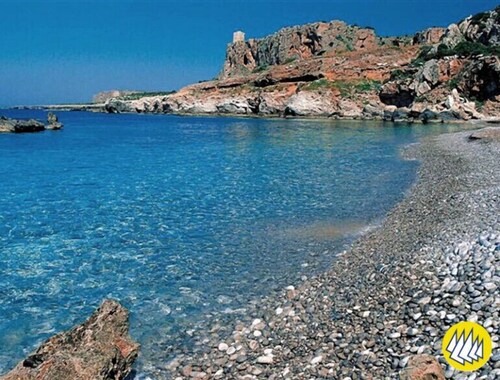 Red bougainvillea - sea view - 2 steps from the bay.  Parking - WiFi    