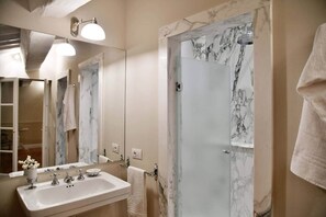 Dusche, Haartrockner, Bidet, Handtücher