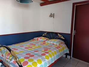1 slaapkamer, een strijkplank/strijkijzer, reisbedje, wifi