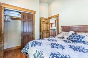 Een strijkplank/strijkijzer, reisbedje, gratis wifi, beddengoed