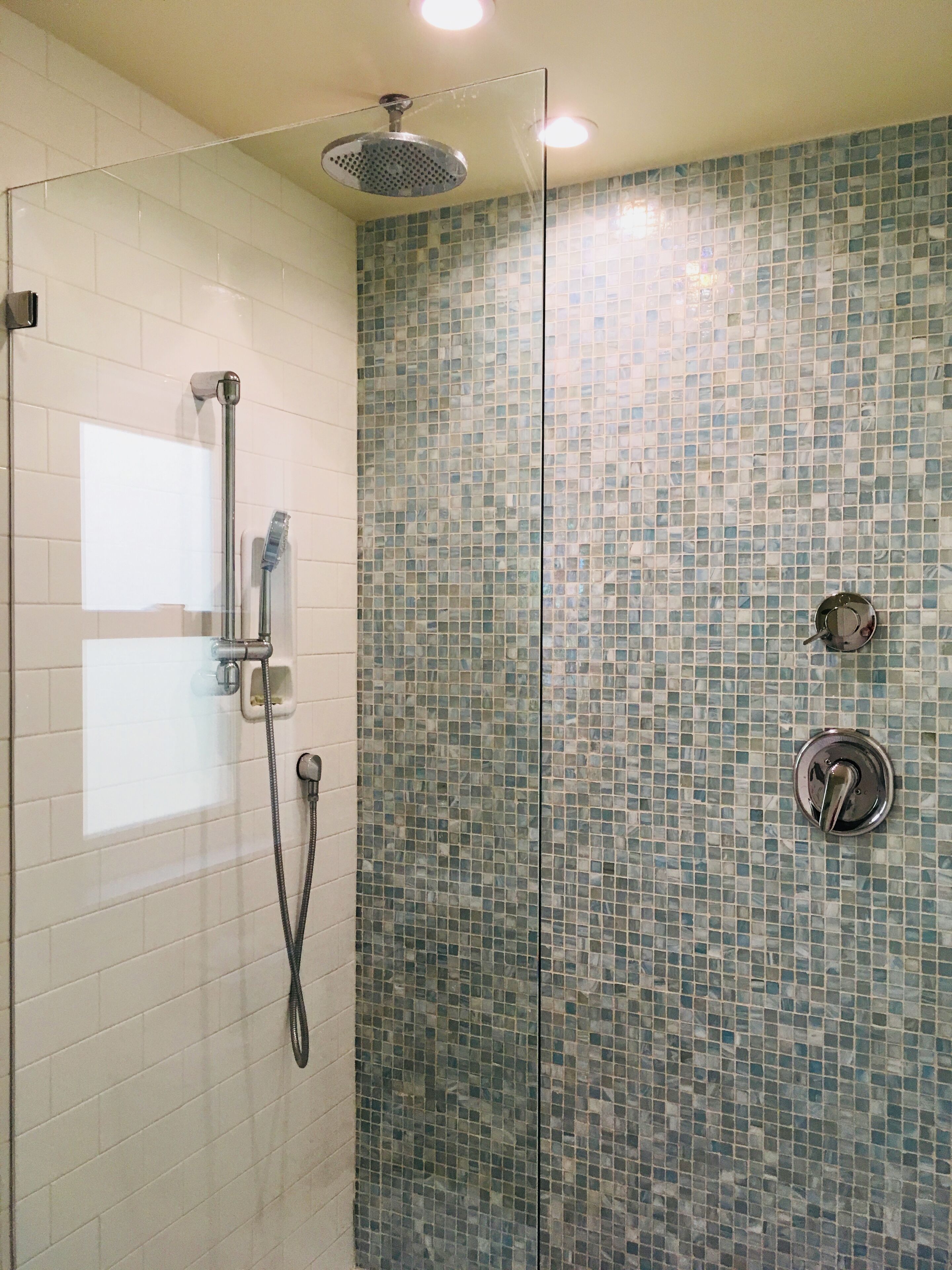 Combined shower/bathtub, hair dryer, towels, soap