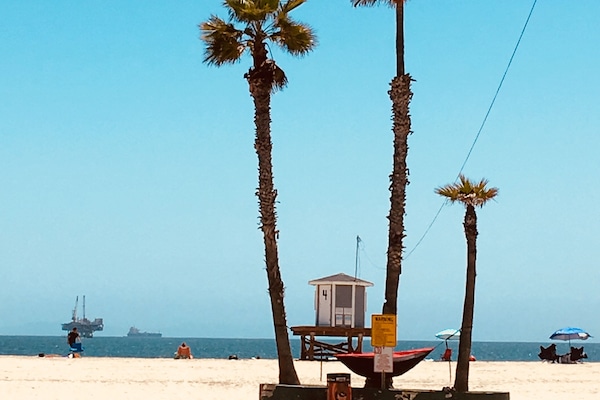 Nær stranden, solsenger og strandhåndklær