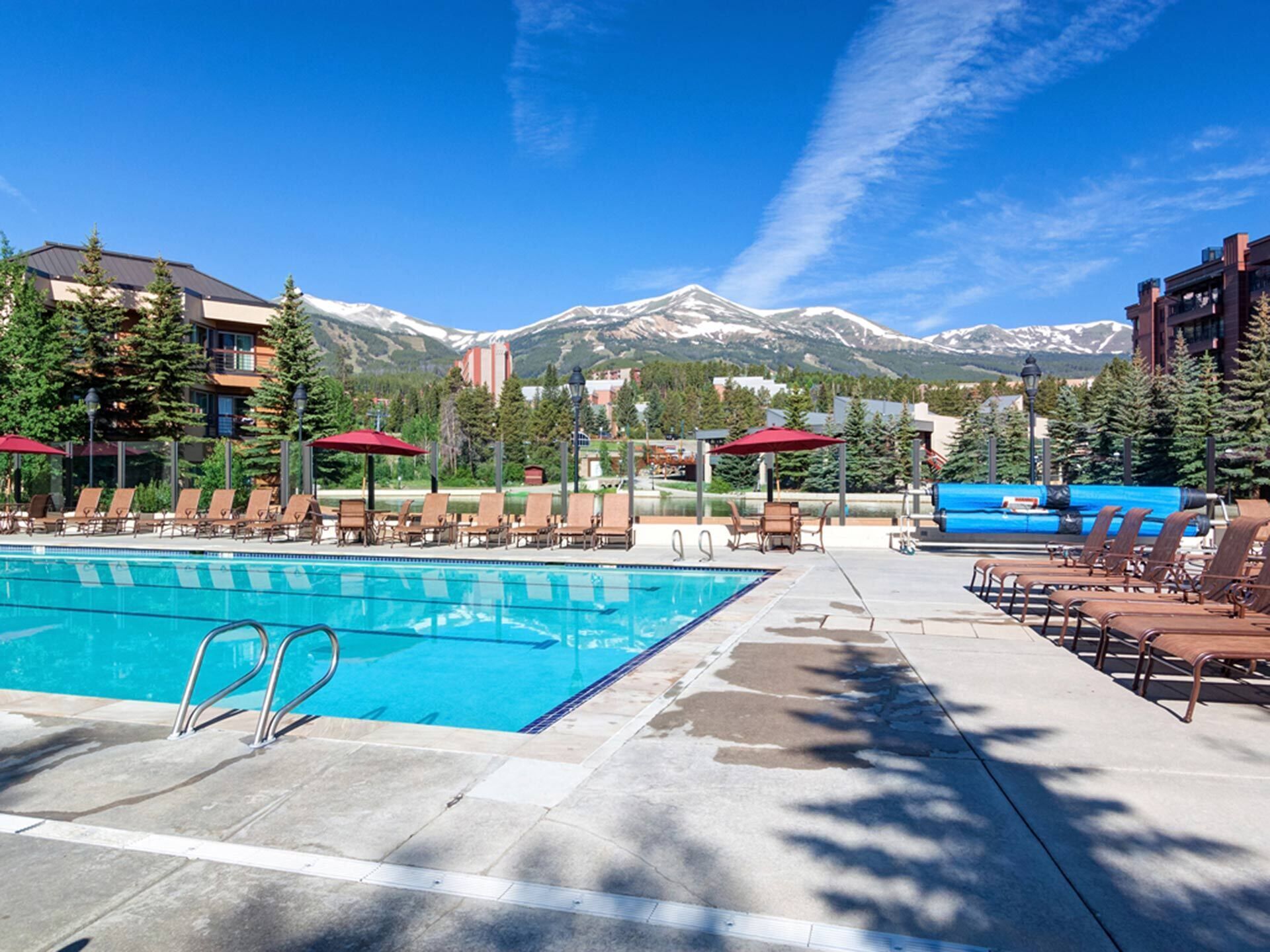 Riverside Studio! Easy Walk Around Breck! Mountain Views! Free Garage Parking!