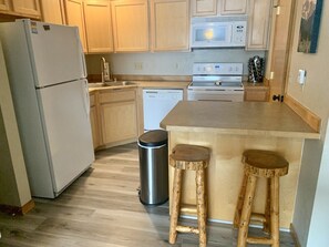 Refrigerador, microondas, horno y parrilla de estufa 